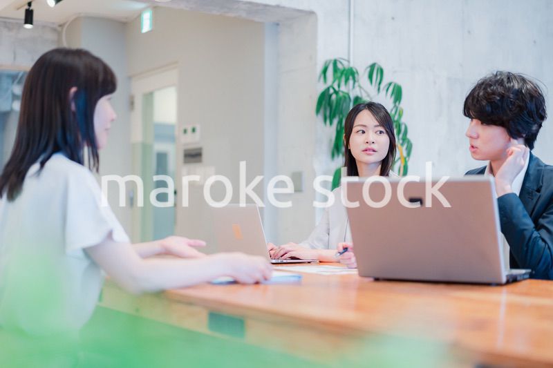 取引先と商談をするビジネスパーソン