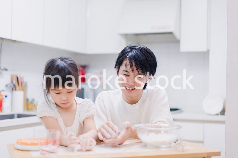 娘と生地をこねるパパ