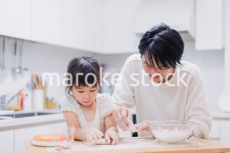 娘と生地をこねるパパ