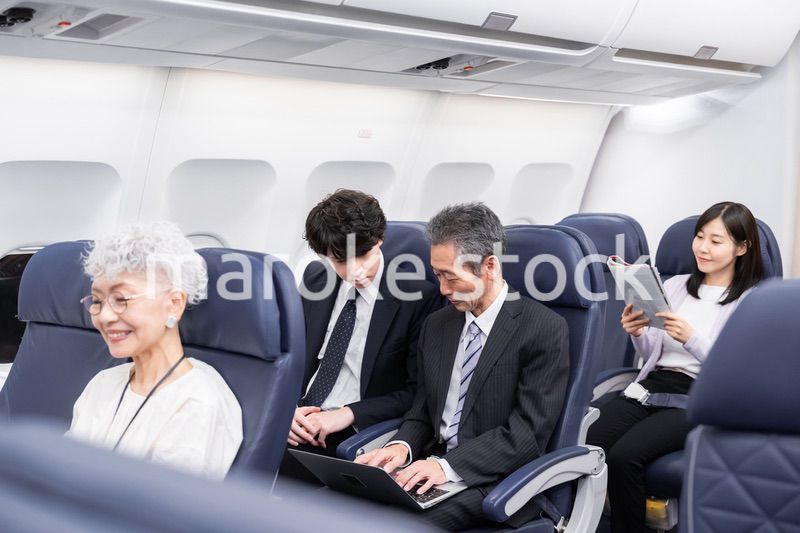 飛行機で移動をする乗客