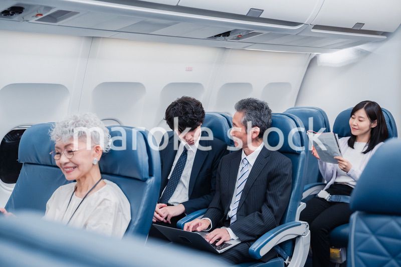 飛行機で移動する乗客