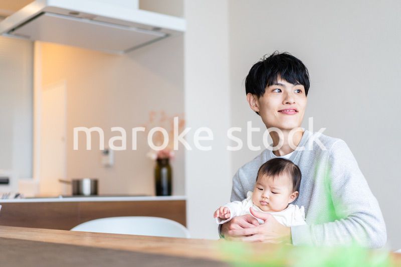 育児休暇を取って子育てをするパパ