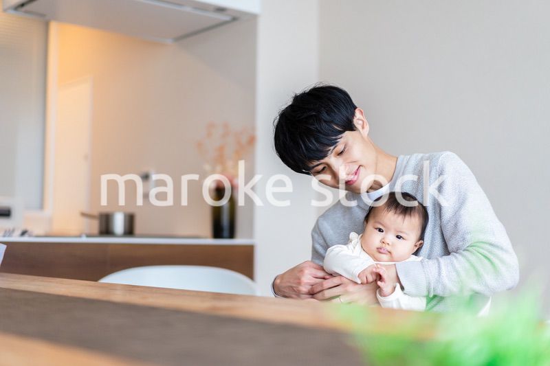 育児休暇を取って子育てをするパパ