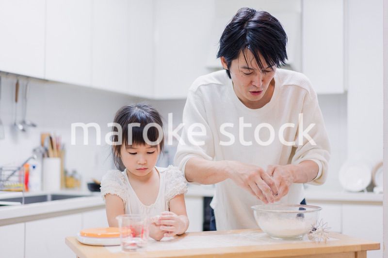 娘と生地をこねるパパ