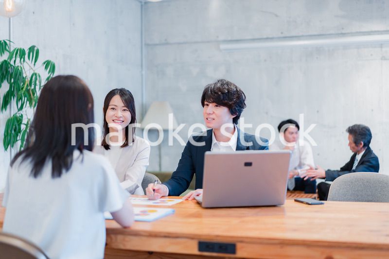 取引先と商談をするビジネスパーソン