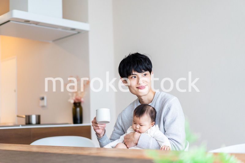 育児休暇を取って子育てをするパパ