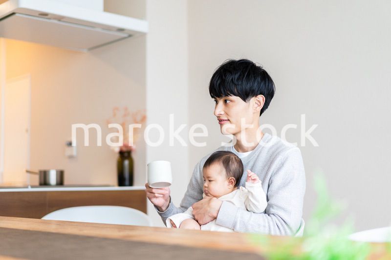 育児休暇を取って子育てをするパパ