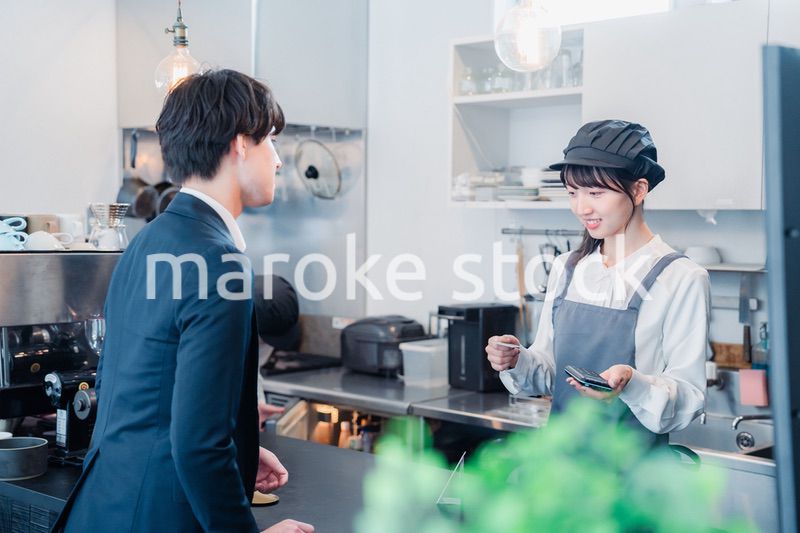 カフェでクレジットカード決済をする男性客