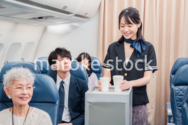 飛行機の機内で過ごす乗客