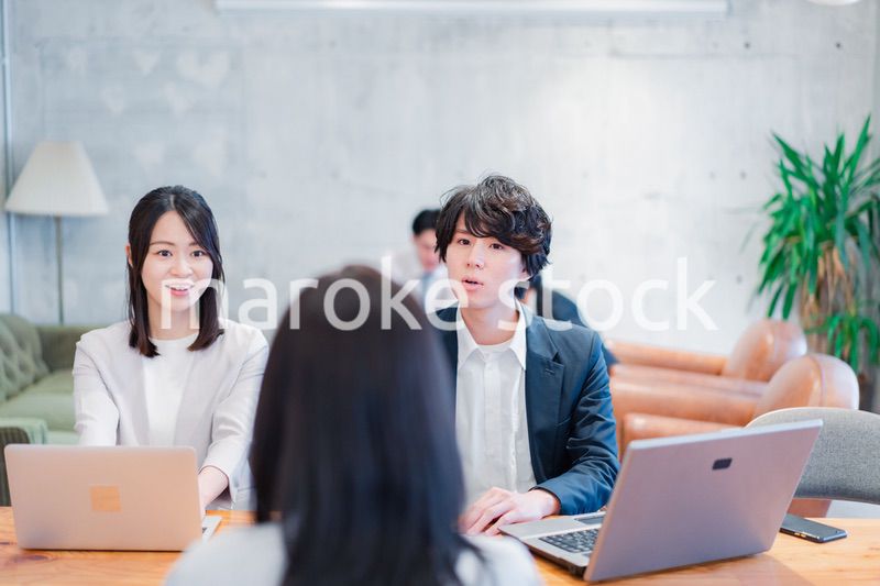 取引先と商談をするビジネスパーソン