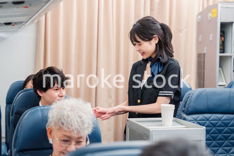 飛行機の機内で過ごす乗客