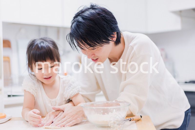 娘と生地をこねるパパ