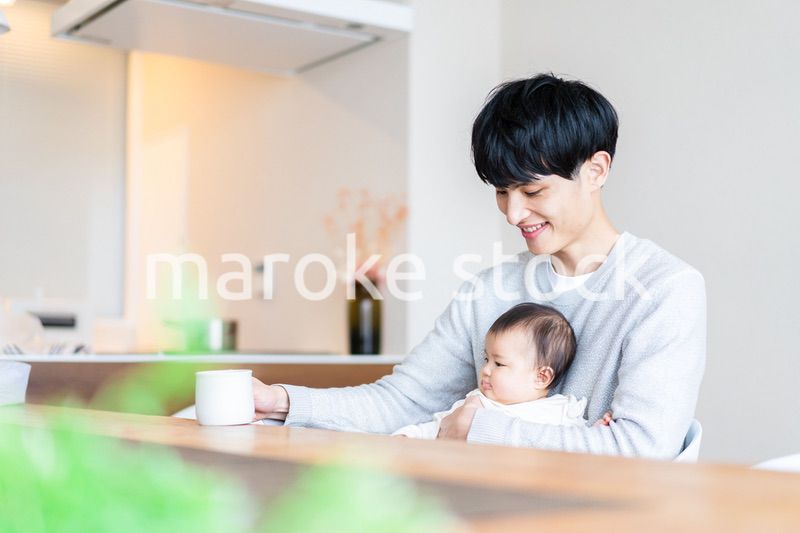 育児休暇を取って子育てをするパパ