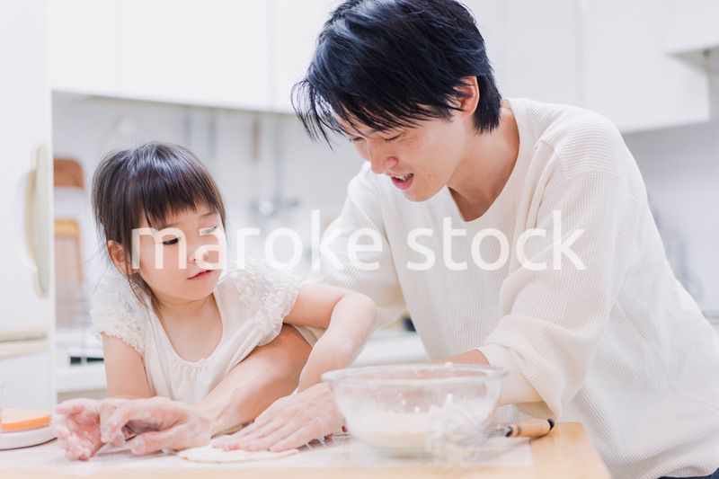 娘と生地をこねるパパ