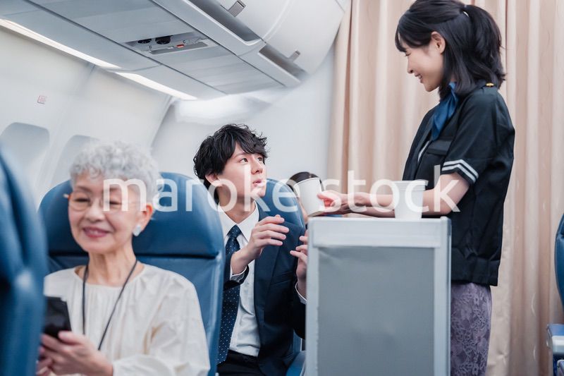 飛行機で移動する乗客