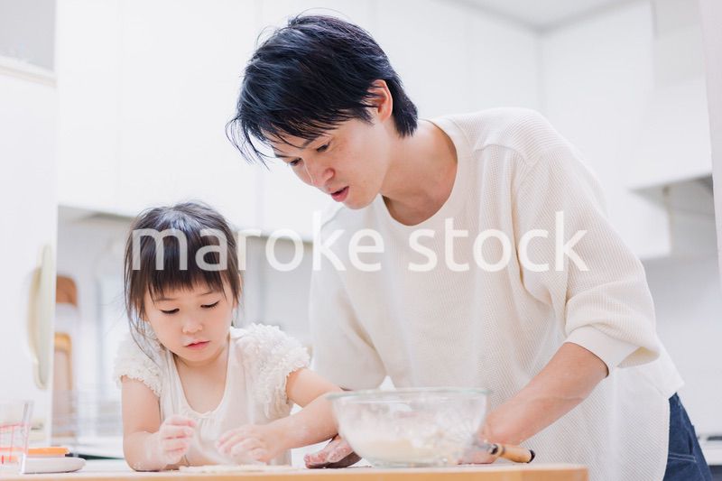 娘と生地をこねるパパ
