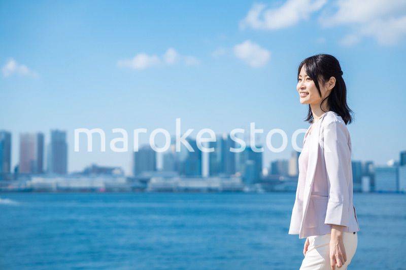 外を歩くビジネスウーマン