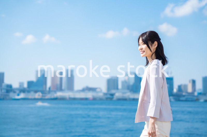 外を歩くビジネスウーマン