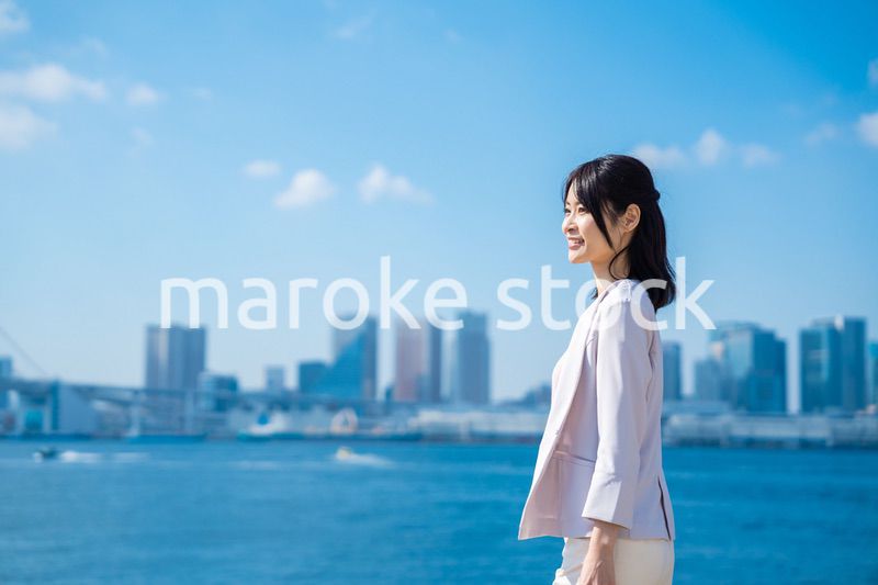 笑顔で外を歩くビジネスウーマン