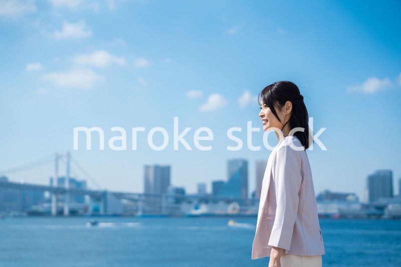 外を歩くビジネスウーマン