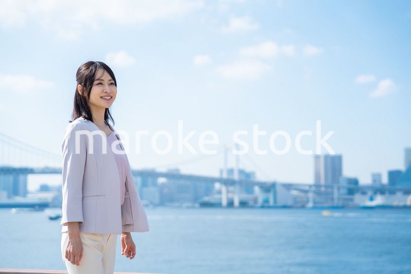 外を歩くビジネスウーマン