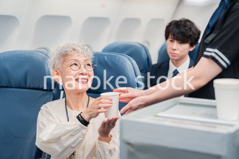 飛行機の機内で過ごす乗客