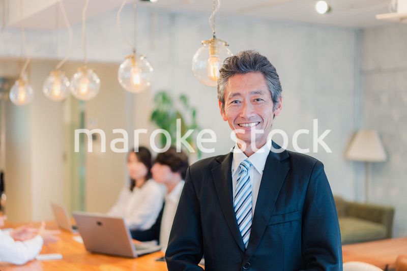 笑顔のシニアマネージャー