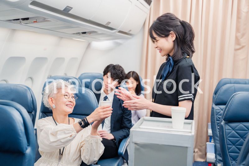 飛行機の機内で過ごす乗客