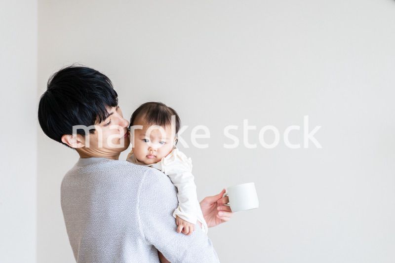 育児休暇を取って子育てをするパパ