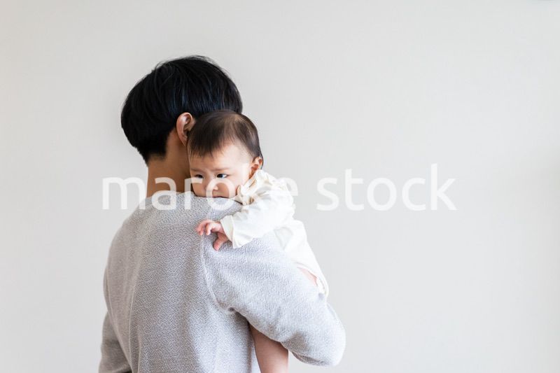 育児休暇を取って子育てをするパパ