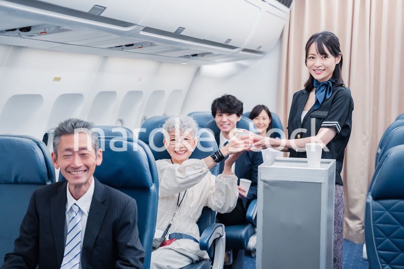 飛行機で移動する乗客