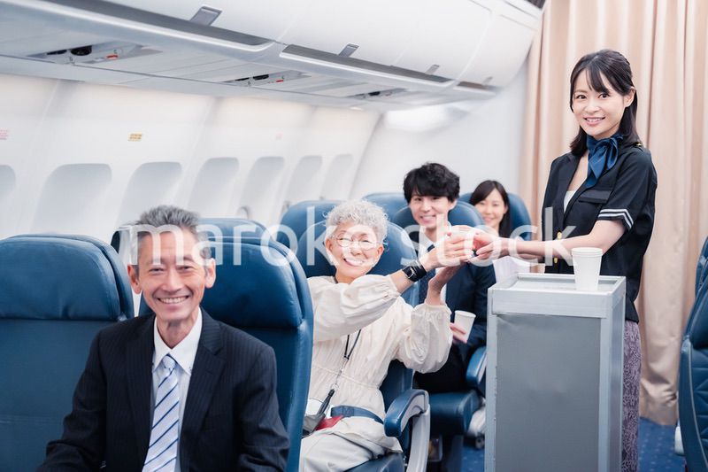 機内で飲み物を提供するキャビンクルー