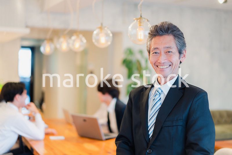 笑顔のシニアマネージャー