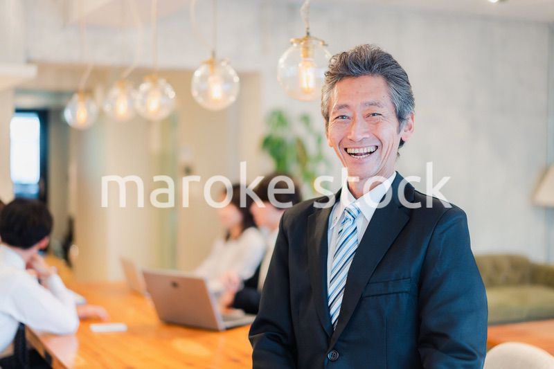 笑顔のシニアマネージャー