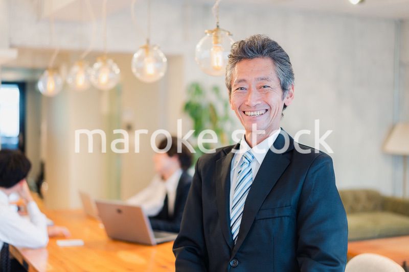 笑顔のシニアマネージャー