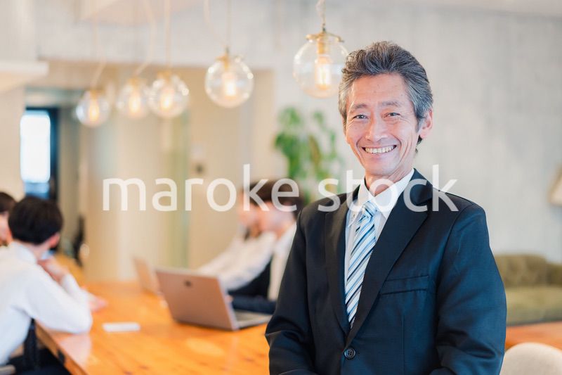 笑顔のシニアマネージャー