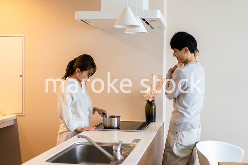 子育てと家事を分担する若いファミリー