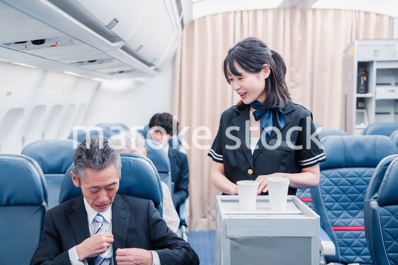 飛行機で移動する乗客