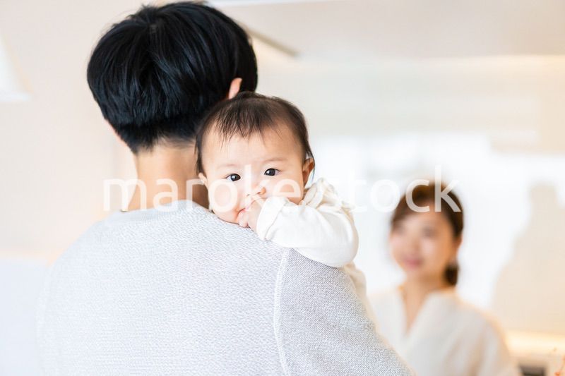 子育てと家事を分担する若いファミリー