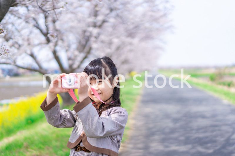カメラで写真を撮る小学生