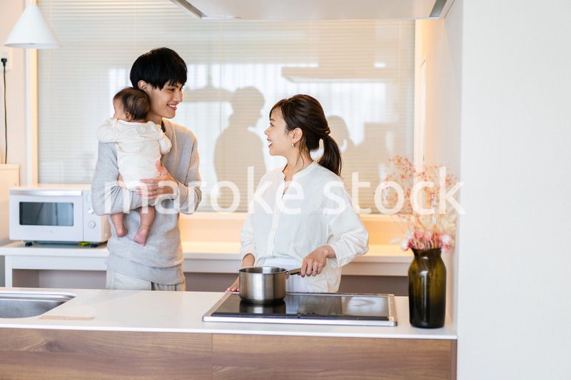 子育てと家事を分担する若いファミリー