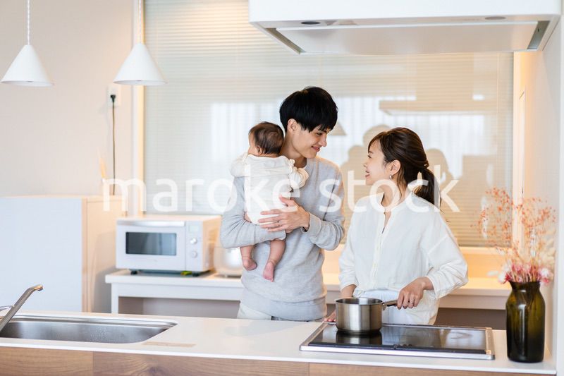 子育てと家事を分担する若いファミリー