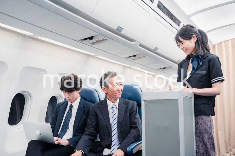 飛行機の機内で過ごす乗客