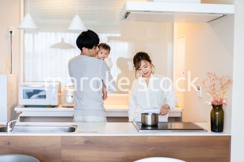 子育てと家事を分担する若いファミリー