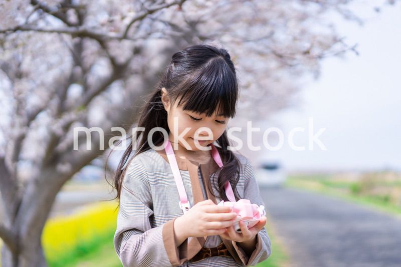 カメラで写真を撮る小学生