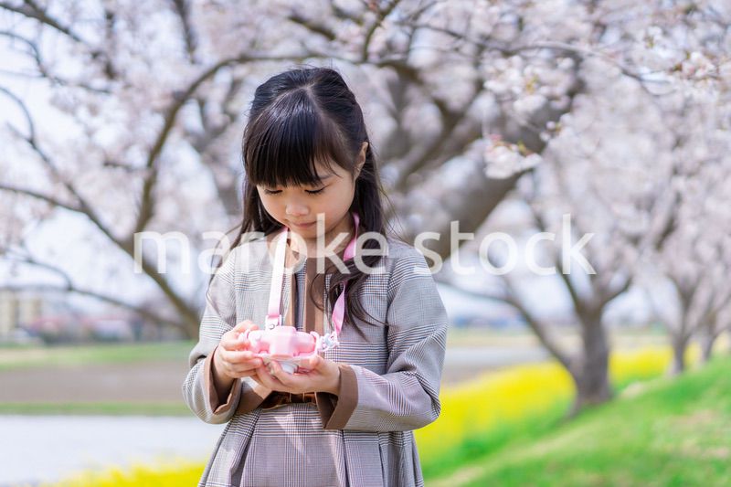 カメラで写真を撮る小学生