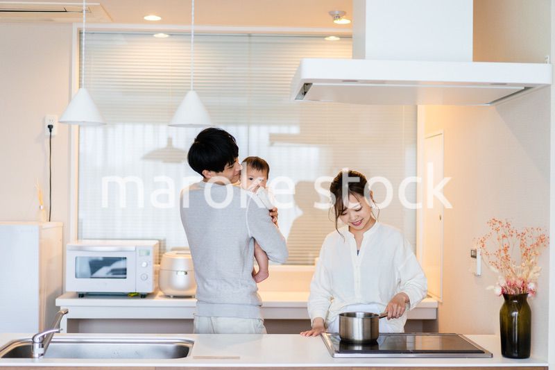 子育てと家事を分担する若いファミリー