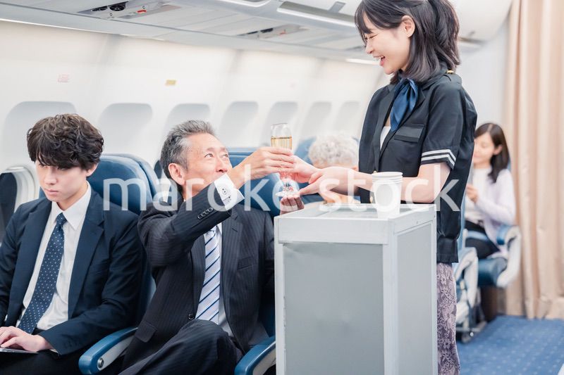 飛行機の機内で過ごす乗客