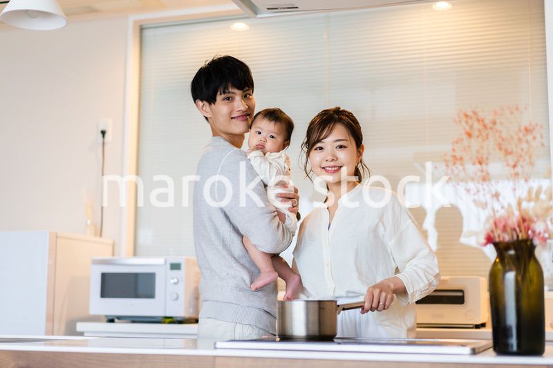 子育てと家事を分担する若いファミリー