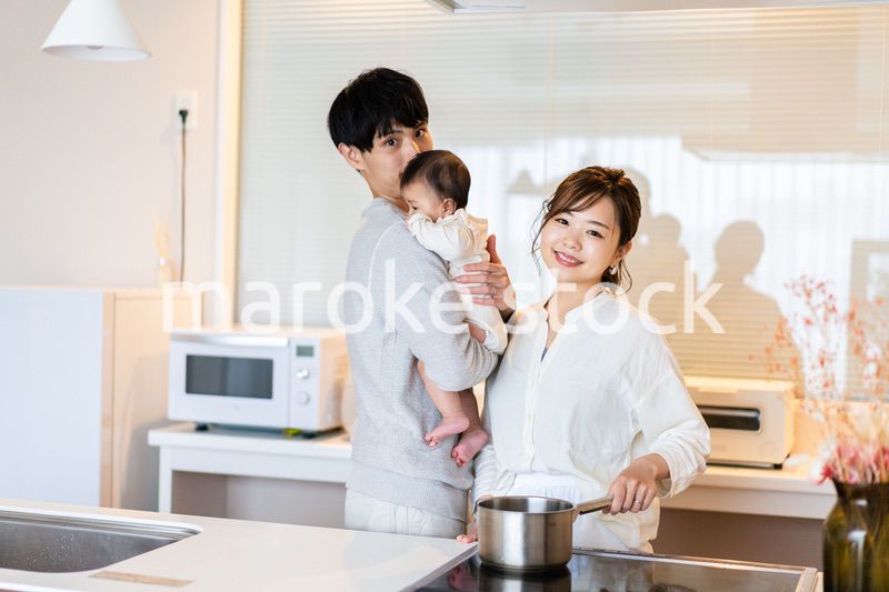 おうちで過ごす若いファミリー